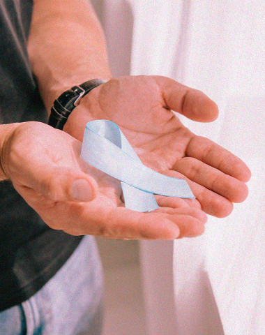 homem segurando faixa novembro azul